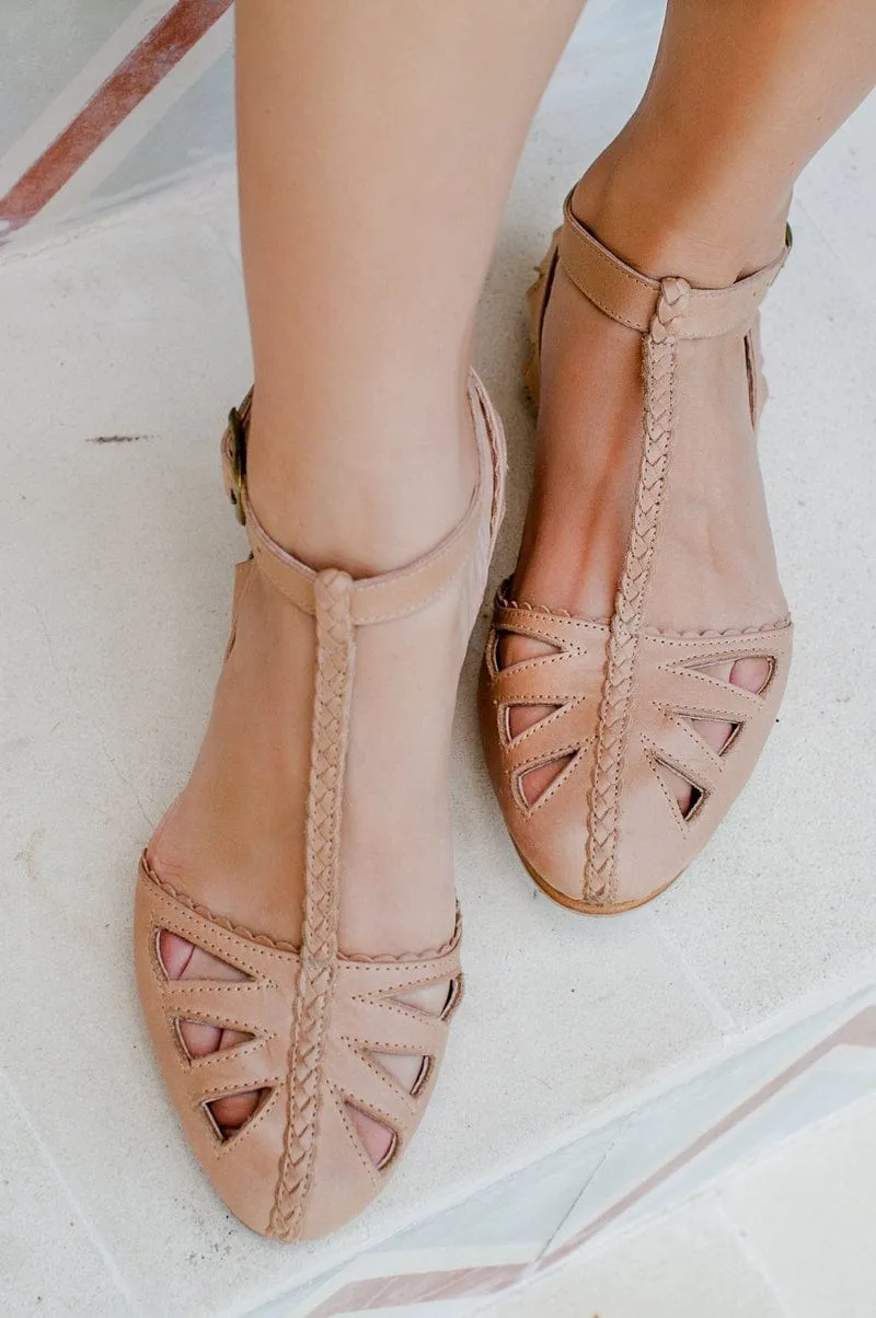 Bounty T-strap Leather Sandals in Vintage Beige