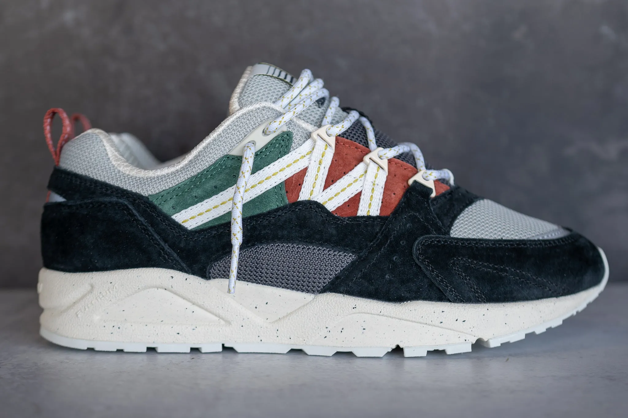 Karhu Fusion 2.0 Mascot (Jet Black/Bright White)